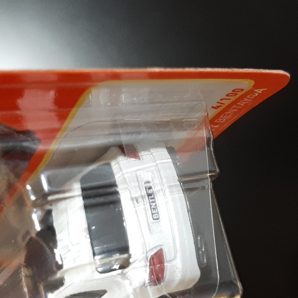 '18 Bentley Bentayga White Matchbox 2023 MBX Metro Collection Diecast Car - Picture 6 of 11